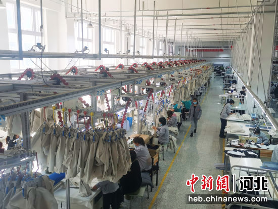 工人在缝制西服。 涞源县委宣传部供图