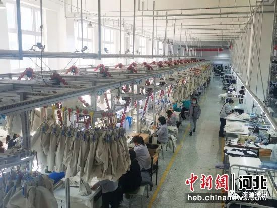 工人在缝制西服。 涞源县委宣传部供图 图片