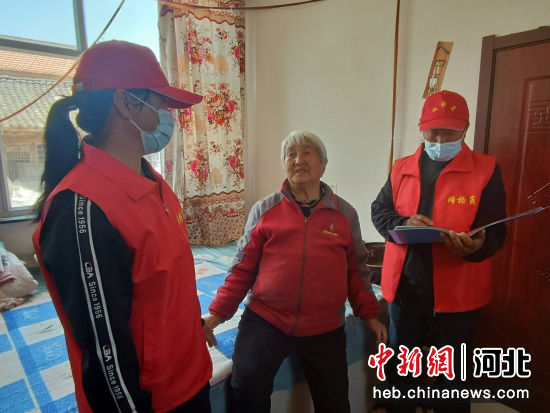 村网格员入户宣传疫情防控知识。 涞源县委宣传部供图。