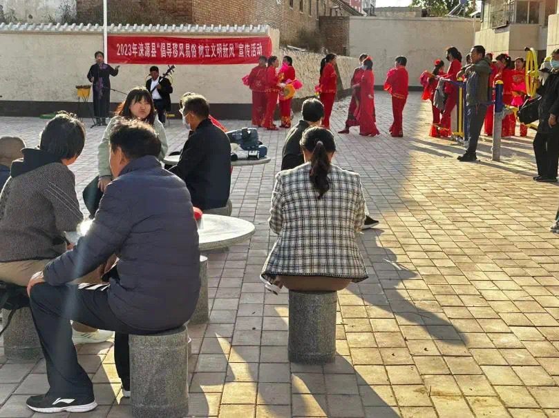 2023年10月10日，涞源县新时代文明实践所在富康小区开展“倡导移风易俗树立文明新风”宣传活动.jpg